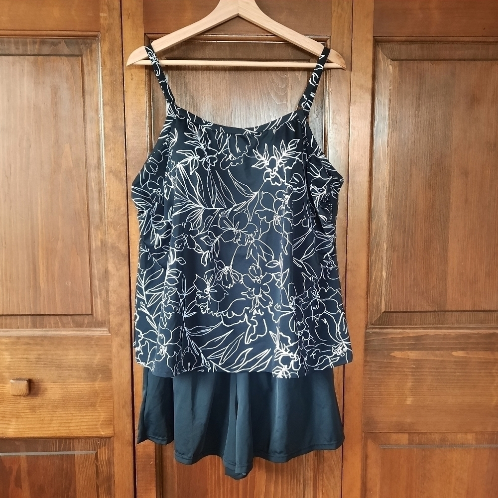 Black & white Hawaiian floral print swimsuit dress size 18W